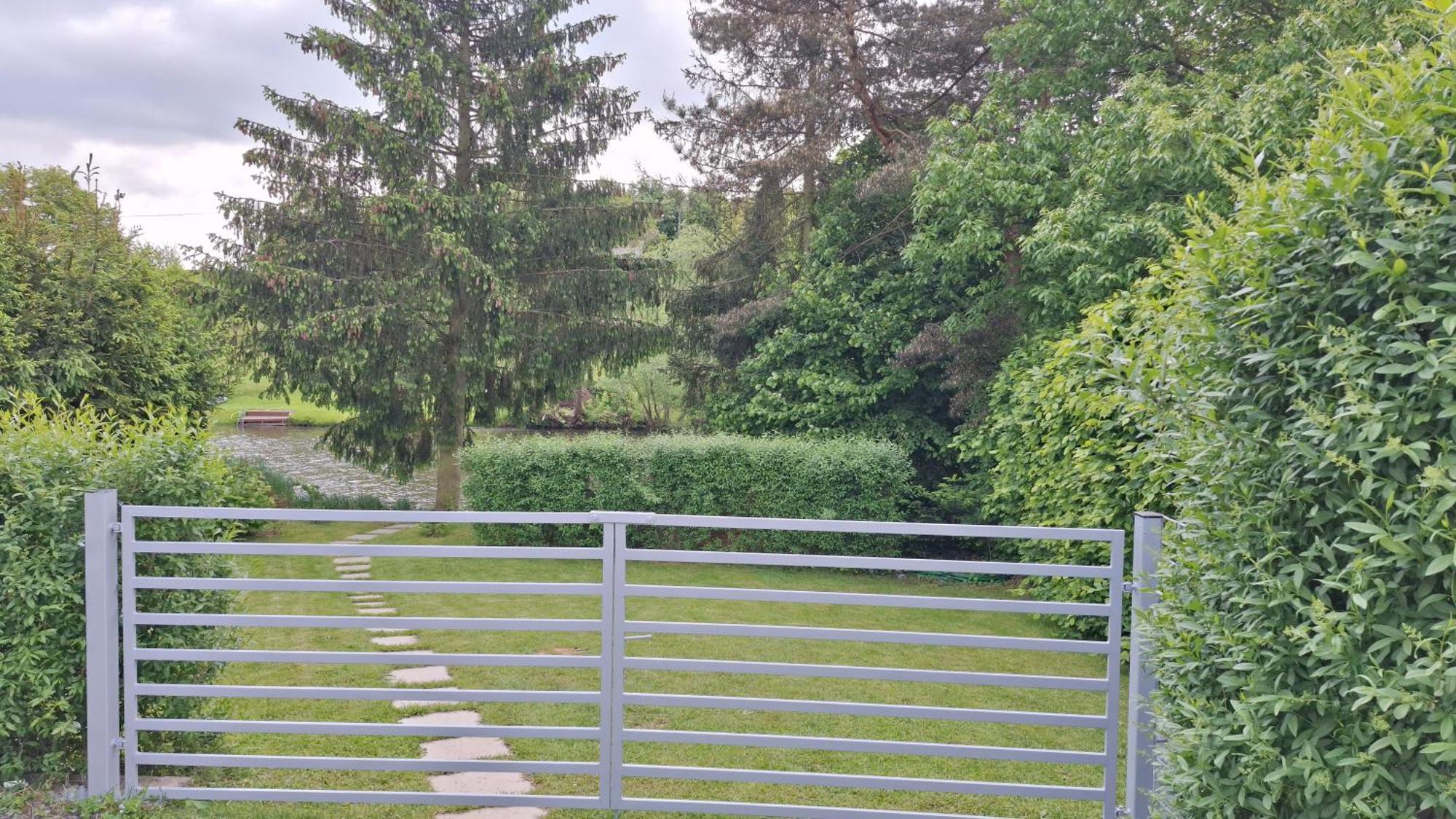 Bungalov Na Brehu Labe S Vlastnim Molem Pardubice Exterior foto